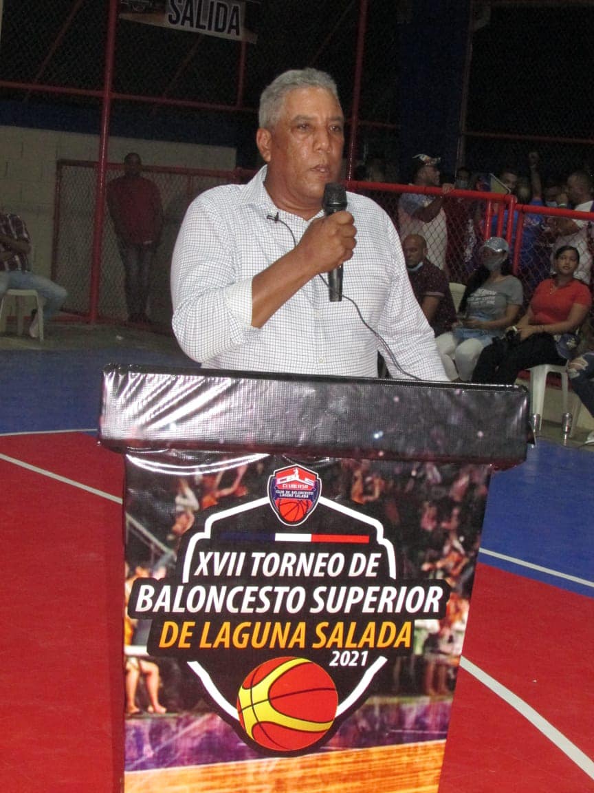 Alcalde Municipal Esmerito Polanco Hace donación al Torneo superior de Baloncesto