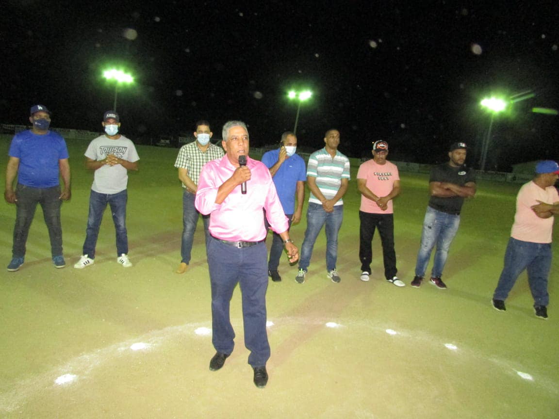 Alcalde Municipal Esmerito Polanco Realiza inauguración techado de la grada play de softball