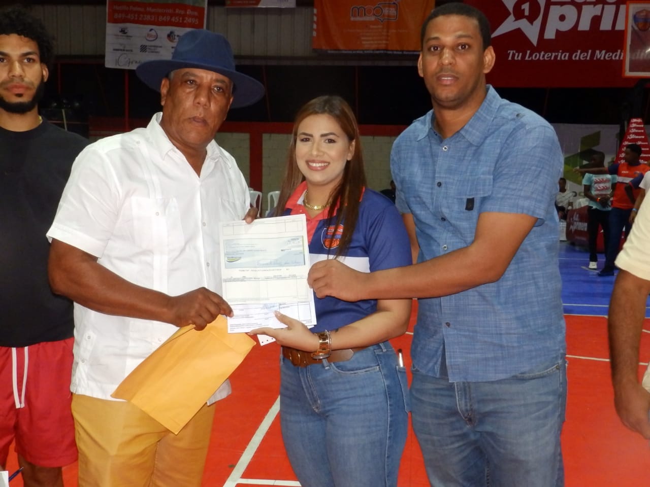 Alcalde Municipal Esmerito Polanco hace entrega de aporte económico al torneo de baloncesto L.G. 2022