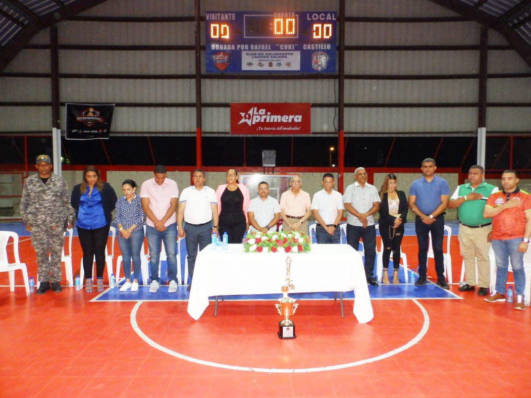 Alcaldía Dona Copa Para el IV torneo InterBarrial de laguna salada 2023