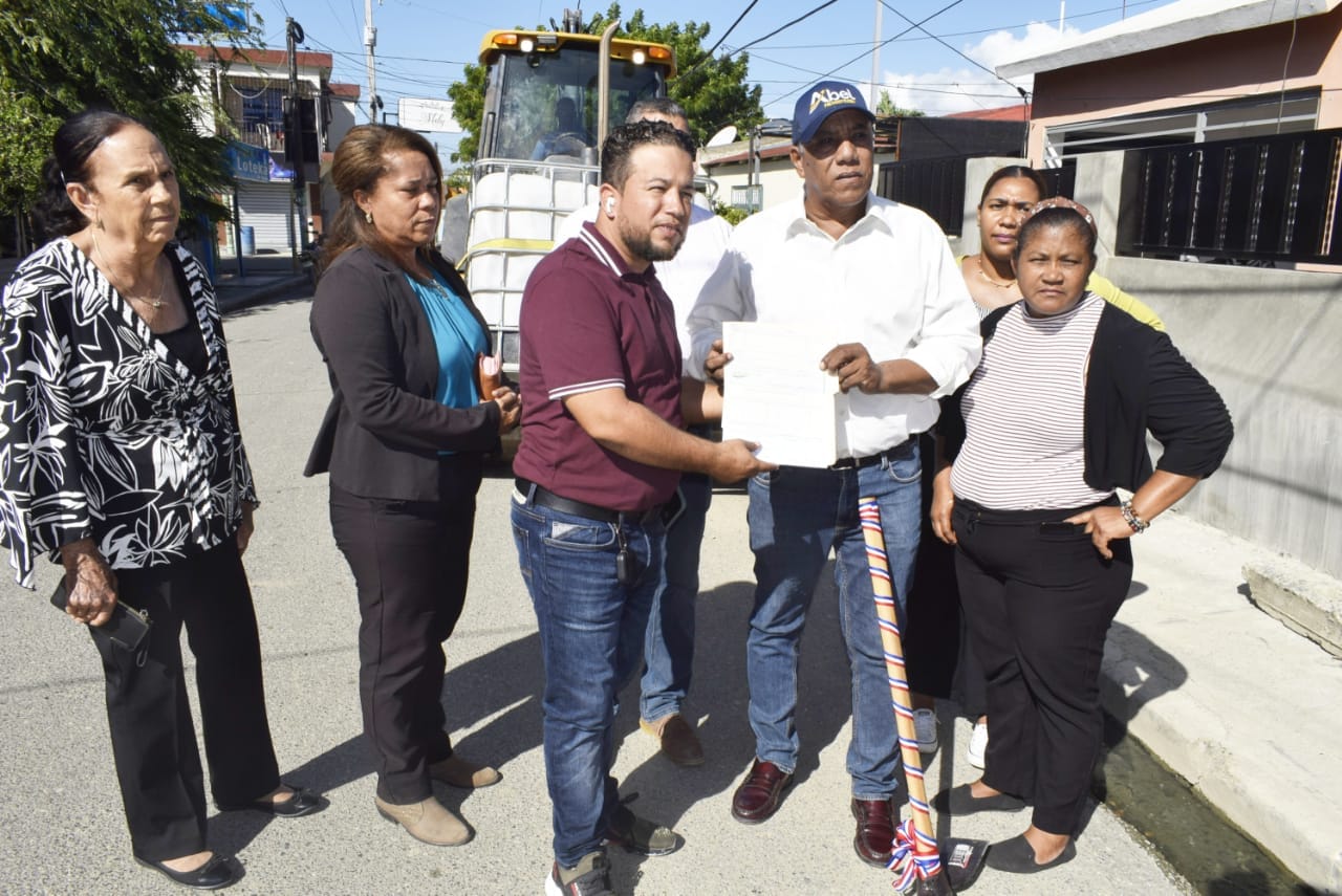 Alcalde Esmerito Polanco, realizo el primer picazo que da formar inicio a los trabajos de demolición y construcción de aceras y contenes en el sector Pueblo Nuevo.