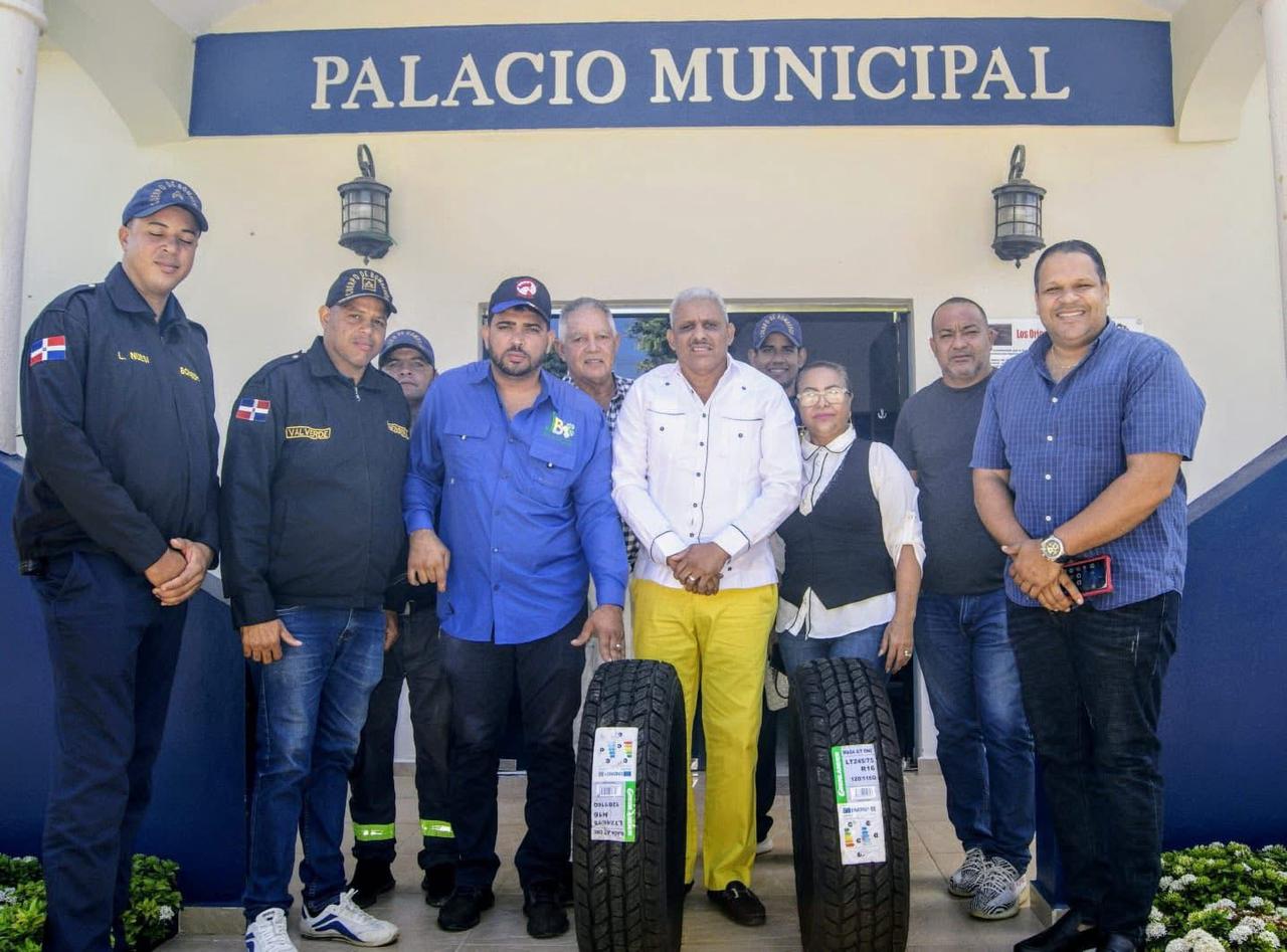 Entrega de Gomas para Ambulancia del Cuerpo de Bomberos